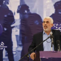 Le chef du Hamas dans la bande de Gaza, Yahya Sinwar, s'exprime lors d'un événement à Gaza City, le 30 avril 2022. (Crédit : Mahmud Hams/AFP)