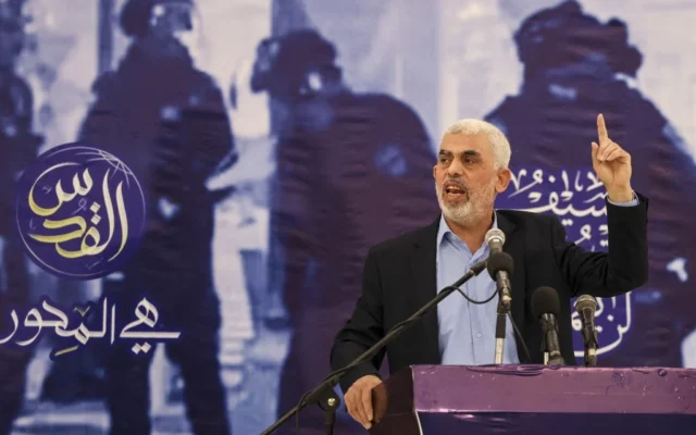 Le chef du Hamas dans la bande de Gaza, Yahya Sinwar, s'exprime lors d'un événement à Gaza City, le 30 avril 2022. (Crédit : Mahmud Hams/AFP) Le chef du Hamas dans la bande de Gaza, Yahya Sinwar, s'exprime lors d'un événement à Gaza City, le 30 avril 2022. (Crédit : Mahmud Hams/AFP)