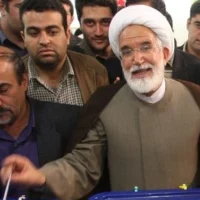 Le candidat à la présidence iranienne Mehdi Karroubi vote dans un bureau de vote à Téhéran, le 12 juin 2009. (Crédit : ATTA KENARE / AFP/ File)