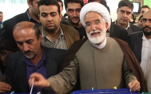 Le candidat à la présidence iranienne Mehdi Karroubi vote dans un bureau de vote à Téhéran, le 12 juin 2009. (Crédit : ATTA KENARE / AFP/ File) Le candidat à la présidence iranienne Mehdi Karroubi vote dans un bureau de vote à Téhéran, le 12 juin 2009. (Crédit : ATTA KENARE / AFP/ File)