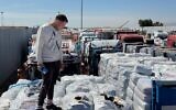 Des camions transportant de l'aide humanitaire alignés du côté égyptien du poste-frontière de Rafah avec la bande de Gaza, le 2 mars 2025. (Crédit : AFP)
