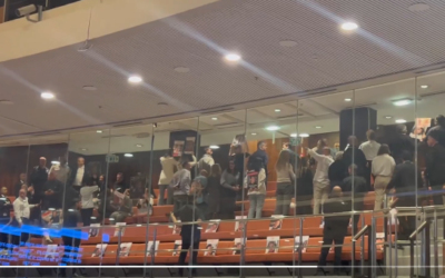 Les familles endeuillées tournent le dos à Netanyahu, à la Knesset, à Jérusalem, le 3 mars, 2025 (Crédit : Capture d’écran / X ; utilisée conformément à la clause 27a de la loi sur le droit d'auteur)
