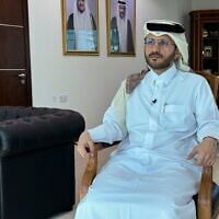 Le porte-parole du ministère des Affaires étrangères du Qatar, Majed Al Ansari, s'adressant à Reuters après que le Qatar a contribué à la médiation d'un accord de cessez-le-feu à Gaza, à Doha, au Qatar, le 20 janvier 2025. (Crédit : Reuters/Imad Creidi)
