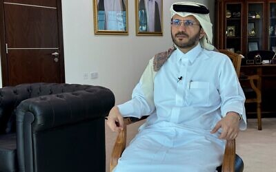 Le porte-parole du ministère des Affaires étrangères du Qatar, Majed Al Ansari, s'adressant à Reuters après que le Qatar a contribué à la médiation d'un accord de cessez-le-feu à Gaza, à Doha, au Qatar, le 20 janvier 2025. (Crédit : Reuters/Imad Creidi)