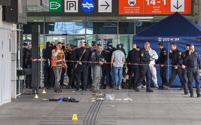 Des membres des services de sécurité et d'urgence israéliens se déploient sur le site d'une attaque terroriste à l'arme blanche à la gare routière centrale de Haïfa, le 3 mars 2025. (Crédit : Menahem KAHANA / AFP)