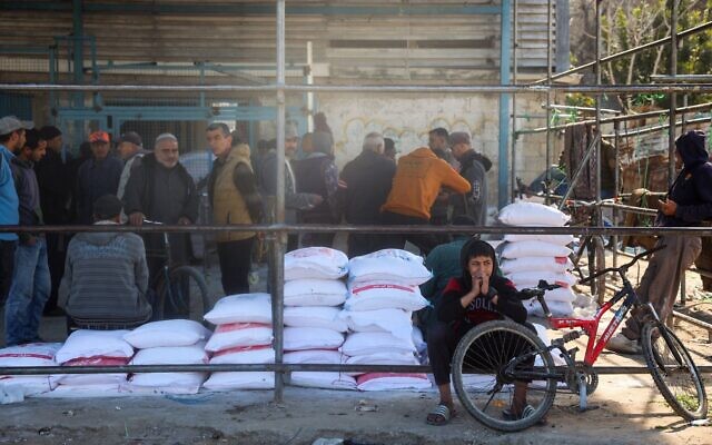 Des Palestiniens font la queue pour recevoir de l'aide alimentaire dans un centre de distribution de l'UNRWA au camp de réfugiés de Nuseirat, dans le centre de la bande de Gaza, le 3 mars 2025. (Crédit : Eyad BABA / AFP) Des Palestiniens font la queue pour recevoir de l'aide alimentaire dans un centre de distribution de l'UNRWA au camp de réfugiés de Nuseirat, dans le centre de la bande de Gaza, le 3 mars 2025. (Crédit : Eyad BABA / AFP)
