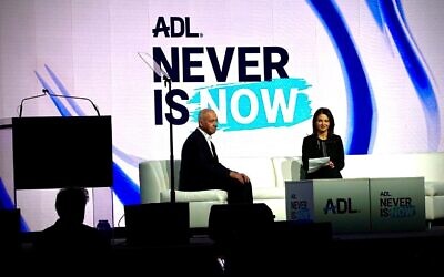 L'ancien ministre de la Défense Yoav Gallant lors d'un sommet de l'ADL à New York, le 3 mars 2025. (Crédit : Luke Tress/Times of Israel)
