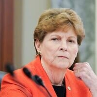 La sénatrice Jeanne Shaheen, D-New Hampshire, écoute une réunion du Sénat sur la colline du Capitole à Washington, le 2 août 2022. (Crédit : Mariam Zuhaib/AP)