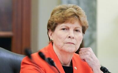 La sénatrice Jeanne Shaheen, D-New Hampshire, écoute une réunion du Sénat sur la colline du Capitole à Washington, le 2 août 2022. (Crédit : Mariam Zuhaib/AP)