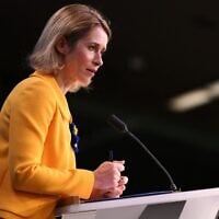 La haute représentante de l'Union européenne pour les affaires étrangères et la politique de sécurité, Kaja Kallas, tenant une conférence de presse lors du conseil des affaires étrangères de l'UE au siège de l'UE, à Bruxelles, le 24 février 2025. (Crédit : John Thys/AFP)