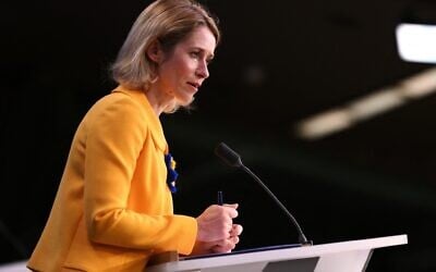 La haute représentante de l'Union européenne pour les affaires étrangères et la politique de sécurité, Kaja Kallas, tenant une conférence de presse lors du conseil des affaires étrangères de l'UE au siège de l'UE, à Bruxelles, le 24 février 2025. (Crédit : John Thys/AFP)