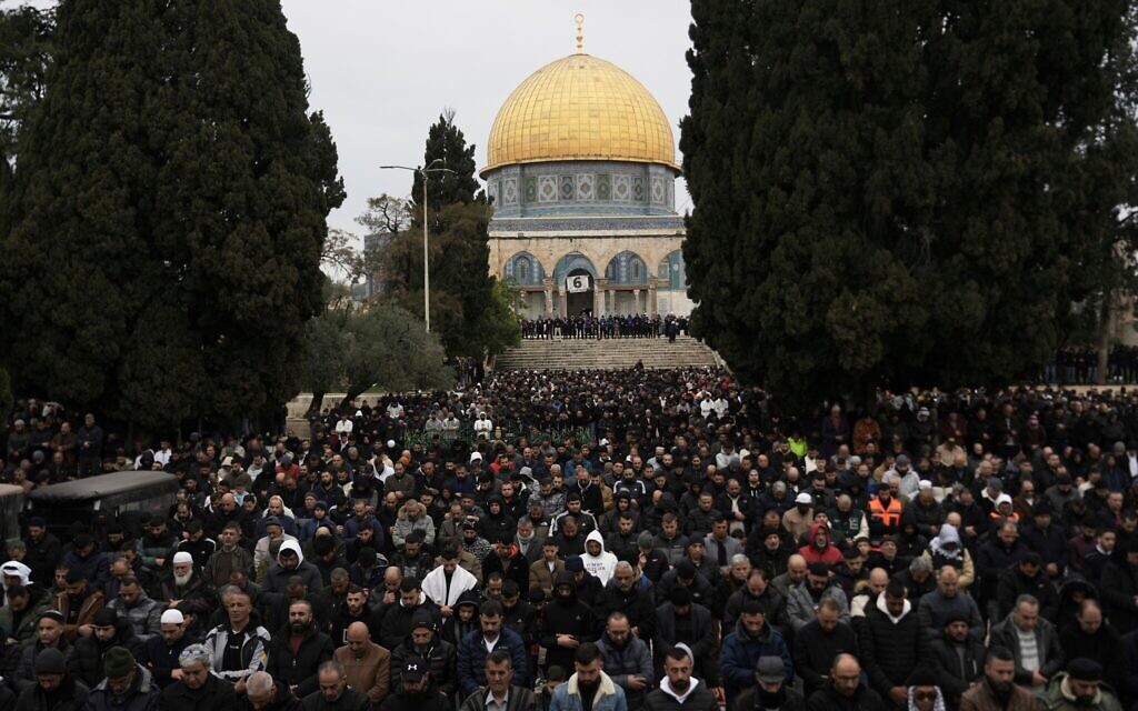 Des fidèles de la mosquée Al-Aqsa participent à la première prière du vendredi du mois sacré musulman du Ramadan, dans la Vieille Ville de Jérusalem, le 7 mars 2025. (Crédit : Mahmoud Illean/AP)