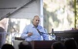 Naftali Bennett assiste à une cérémonie de commémoration d'un soldat israélien tué au cimetière militaire du Mont Herzl à Jérusalem, le 25 décembre 2024. (Crédit : Chaim Goldberg/ Flash90)