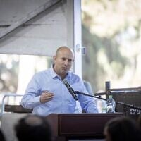 Naftali Bennett assiste à une cérémonie de commémoration d'un soldat israélien tué au cimetière militaire du Mont Herzl à Jérusalem, le 25 décembre 2024. (Crédit : Chaim Goldberg/ Flash90)