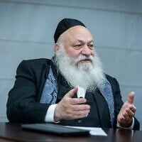 Le ministre du Logement et de la Construction, chef du parti Yahadout HaTorah, Yitzhak Goldknopf, s'exprimant lors d'une réunion de faction, le 3 mars 2025. (Crédit : Chaïm Goldberg/Flash90)