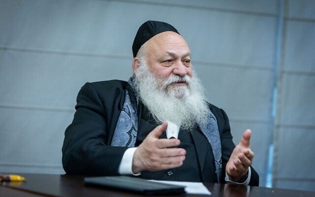 Le ministre du Logement et de la Construction, chef du parti Yahadout HaTorah, Yitzhak Goldknopf, s'exprimant lors d'une réunion de faction, le 3 mars 2025. (Crédit : Chaïm Goldberg/Flash90) Le ministre du Logement et de la Construction, chef du parti Yahadout HaTorah, Yitzhak Goldknopf, s'exprimant lors d'une réunion de faction, le 3 mars 2025. (Crédit : Chaïm Goldberg/Flash90)