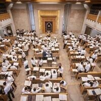 Des hommes haredim étudient à la yeshiva de Kamenitz, à Jérusalem, le 9 septembre 2024 (Chaim Goldberg/Flash90)