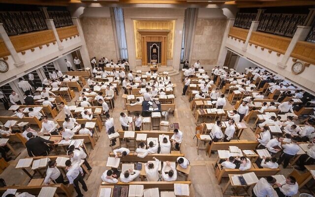 Des hommes haredim étudient à la yeshiva de Kamenitz, à Jérusalem, le 9 septembre 2024 (Chaim Goldberg/Flash90)