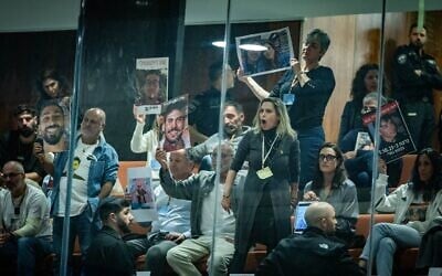 Des familles endeuillées, des familles d'otages et des survivants du massacre du 7 octobre réagissent alors que le Premier ministre Benjamin Netanyahu prend la parole lors d'un débat sur les 40 signatures à la Knesset, le 3 mars 2025. (Crédit : Chaim Goldberg/Flash90)