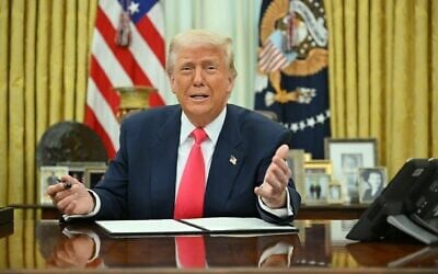 Le président américain Donald Trump s'exprimant avant de signer un décret, dans le Bureau ovale de la Maison Blanche, à Washington, le 6 mars 2025. (Crédit : Mandel Ngan/AFP)