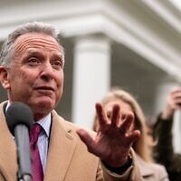 Steve Witkoff, envoyé spécial de la Maison-Blanche pour le Moyen-Orient, s’entretenant avec des journalistes aux côtés de la porte-parole de la Maison-Blanche, Karoline Leavitt, à Washington, le 6 mars 2025. (Crédit : Alex Brandon/AP)
