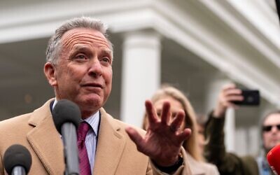 Steve Witkoff, envoyé spécial de la Maison-Blanche pour le Moyen-Orient, s’entretenant avec des journalistes aux côtés de la porte-parole de la Maison-Blanche, Karoline Leavitt, à Washington, le 6 mars 2025. (Crédit : Alex Brandon/AP)