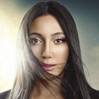 Yuval Raphael, qui représentera Israël au Concours Eurovision de la chanson 2025 (Crédit : Shai Franco/Kan)