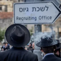 Des juifs ultra-orthodoxes devant un bureau de conscription de l'armée à Jérusalem, le 4 mars 2024. (Crédit : Chaim Goldberg/Flash90)