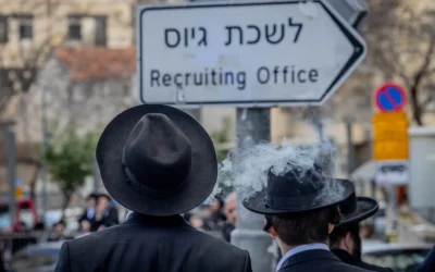 Des juifs ultra-orthodoxes devant un bureau de conscription de l'armée à Jérusalem, le 4 mars 2024. (Crédit : Chaim Goldberg/Flash90)