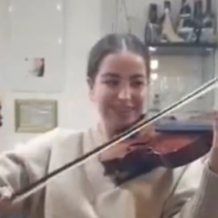 L'otage libérée Agam Berger joue un violon ayant appartenu à un musicien juif assassiné pendant la Shoah, le 8 mars 2025. (Crédit : Capture d'écran/Ynet ; utilisé conformément à l'article 27a de la loi sur le droit d'auteur)