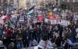 Des manifestants se rassemblent pour une manifestation de soutien à l'activiste palestinien anti-Israël Mahmoud Khalil, le 10 mars 2025, à New York. (Crédit : Yuki Iwamura/AP)