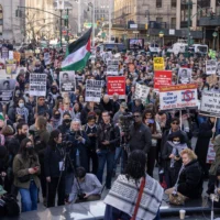 Des manifestants se rassemblent pour une manifestation de soutien à l'activiste palestinien anti-Israël Mahmoud Khalil, le 10 mars 2025, à New York. (Crédit : Yuki Iwamura/AP)