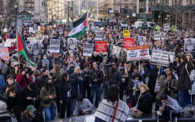 Des manifestants se rassemblent pour une manifestation de soutien à l'activiste palestinien anti-Israël Mahmoud Khalil, le 10 mars 2025, à New York. (Crédit : Yuki Iwamura/AP)