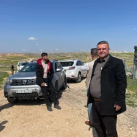 Le chef de Khirbet Zanuta, Faez Tel, et des activistes palestiniens arrivent au hameau abandonné de Khirbet Zanuta en Cisjordanie, le 10 mars 2024. (Crédit : Jeremy Sharon/Times of Israel)