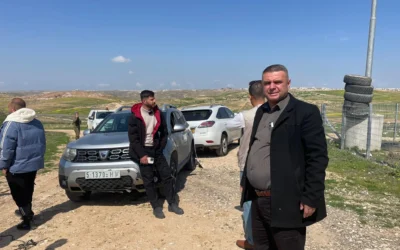 Le chef de Khirbet Zanuta, Faez Tel, et des activistes palestiniens arrivent au hameau abandonné de Khirbet Zanuta en Cisjordanie, le 10 mars 2024. (Crédit : Jeremy Sharon/Times of Israel)