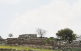 Le hameau palestinien de Khirbet Zanuta, en ruine et abandonné en Cisjordanie, le 10 mars 2024. (Crédit : Jeremy Sharon / The Times of Israel)