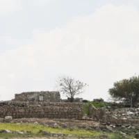 Le hameau palestinien de Khirbet Zanuta, en ruine et abandonné en Cisjordanie, le 10 mars 2024. (Crédit : Jeremy Sharon / The Times of Israel)