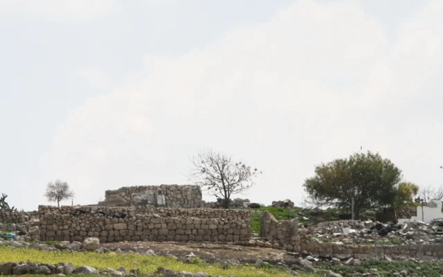 Le hameau palestinien de Khirbet Zanuta, en ruine et abandonné en Cisjordanie, le 10 mars 2024. (Crédit : Jeremy Sharon / The Times of Israel)