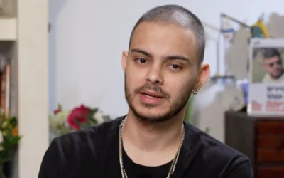 L'otage libéré Omer Wenkert parle aux nouvelles de N12 dans une interview diffusée le 11 mars 2025. (Crédit : Capture d'écran/N12 ; utilisée conformément à l'article 27a de la loi sur le droit d'auteur)