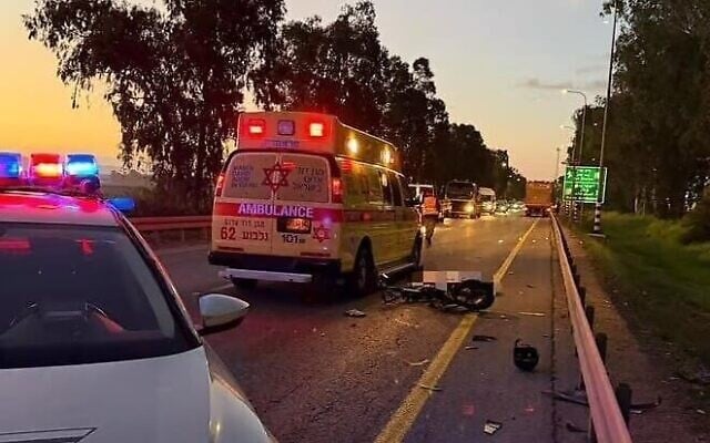 Lieu d'un accident de la route mortel sur la route 675, au sud d'Afula, le 19 mars 2025. (Crédit : Magen David Adom) Lieu d'un accident de la route mortel sur la route 675, au sud d'Afula, le 19 mars 2025. (Crédit : Magen David Adom)