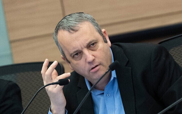 Le député Gilad Kariv s'exprime lors d'une réunion de la commission de la Constitution, du Droit et de la Justice à la Knesset, le 17 mars 2025. (Crédit : Yonatan Sindel/Flash90) Le député Gilad Kariv s'exprime lors d'une réunion de la commission de la Constitution, du Droit et de la Justice à la Knesset, le 17 mars 2025. (Crédit : Yonatan Sindel/Flash90)