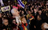 Des Israéliens participent à un rassemblement contre la décision du Premier ministre Benjamin Netanyahu de licencier le chef du Shin Bet, Ronen Bar, sur la place Habima à Tel Aviv, le 18 mars 2025. (Crédit : Tomer Neuberg/Flash90)