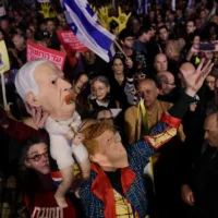 Des Israéliens participent à un rassemblement contre la décision du Premier ministre Benjamin Netanyahu de licencier le chef du Shin Bet, Ronen Bar, sur la place Habima à Tel Aviv, le 18 mars 2025. (Crédit : Tomer Neuberg/Flash90)