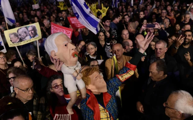 Des Israéliens participent à un rassemblement contre la décision du Premier ministre Benjamin Netanyahu de licencier le chef du Shin Bet, Ronen Bar, sur la place Habima à Tel Aviv, le 18 mars 2025. (Crédit : Tomer Neuberg/Flash90) Des Israéliens participent à un rassemblement contre la décision du Premier ministre Benjamin Netanyahu de licencier le chef du Shin Bet, Ronen Bar, sur la place Habima à Tel Aviv, le 18 mars 2025. (Crédit : Tomer Neuberg/Flash90)