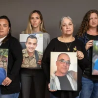 Quatre veuves dont les corps des maris sont retenus en otage à Gaza. De gauche à droite, Hadas Adar, veuve de Tamir Adar ; Saphir Zohav Hamami, veuve d'Asaf Hamami ; Yaffa Rudaeff, veuve de Lior Rudaeff, Ela Haimi, veuve de Tal Haimi à Tel Aviv le 11 mars 2025. (Crédit : Avishag Shaar-Yashuv/IDFWO)