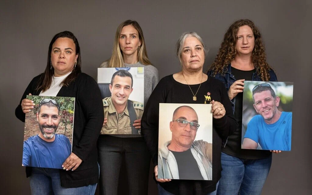 Quatre veuves dont les corps des maris sont retenus en otage à Gaza. De gauche à droite, Hadas Adar, veuve de Tamir Adar ; Saphir Zohav Hamami, veuve d'Asaf Hamami ; Yaffa Rudaeff, veuve de Lior Rudaeff, Ela Haimi, veuve de Tal Haimi à Tel Aviv le 11 mars 2025. (Crédit : Avishag Shaar-Yashuv/IDFWO) Quatre veuves dont les corps des maris sont retenus en otage à Gaza. De gauche à droite, Hadas Adar, veuve de Tamir Adar ; Saphir Zohav Hamami, veuve d'Asaf Hamami ; Yaffa Rudaeff, veuve de Lior Rudaeff, Ela Haimi, veuve de Tal Haimi à Tel Aviv le 11 mars 2025. (Crédit : Avishag Shaar-Yashuv/IDFWO)