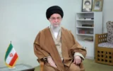 Illustration : Une photo diffusée par le site officiel du guide suprême iranien, l'ayatollah Ali Khamenei, le montre prononçant son discours annuel à la nation à l'occasion de Norouz, à Téhéran, le 20 mars 2025. (Crédit : IRANIAN SUPREME LEADER'S WEBSITE / AFP)
