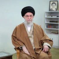 Illustration : Une photo diffusée par le site officiel du guide suprême iranien, l'ayatollah Ali Khamenei, le montre prononçant son discours annuel à la nation à l'occasion de Norouz, à Téhéran, le 20 mars 2025. (Crédit : IRANIAN SUPREME LEADER'S WEBSITE / AFP)