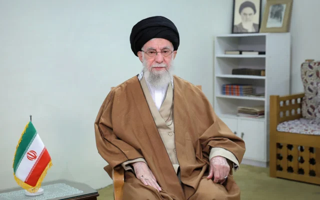 Illustration : Une photo diffusée par le site officiel du guide suprême iranien, l'ayatollah Ali Khamenei, le montre prononçant son discours annuel à la nation à l'occasion de Norouz, à Téhéran, le 20 mars 2025. (Crédit : IRANIAN SUPREME LEADER'S WEBSITE / AFP) Illustration : Une photo diffusée par le site officiel du guide suprême iranien, l'ayatollah Ali Khamenei, le montre prononçant son discours annuel à la nation à l'occasion de Norouz, à Téhéran, le 20 mars 2025. (Crédit : IRANIAN SUPREME LEADER'S WEBSITE / AFP)