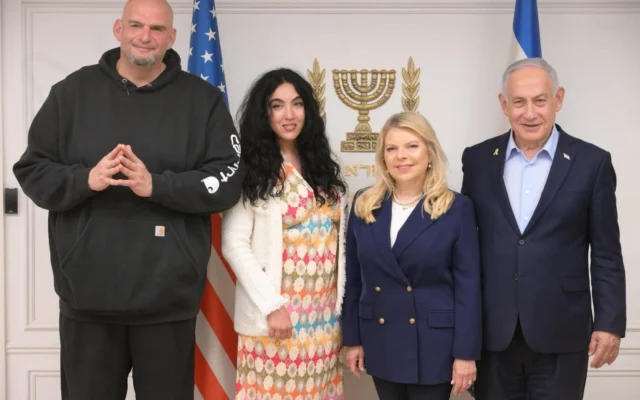 (De gauche à droite) Le sénateur américain John Fetterman, Gisele Fetterman, Sara Netanyahu et le Premier ministre Benjamin Netanyahu au bureau du Premier ministre à Jérusalem, le 19 mars 2025. (Crédit : Amos Ben Gershom/ GPO) (De gauche à droite) Le sénateur américain John Fetterman, Gisele Fetterman, Sara Netanyahu et le Premier ministre Benjamin Netanyahu au bureau du Premier ministre à Jérusalem, le 19 mars 2025. (Crédit : Amos Ben Gershom/ GPO)